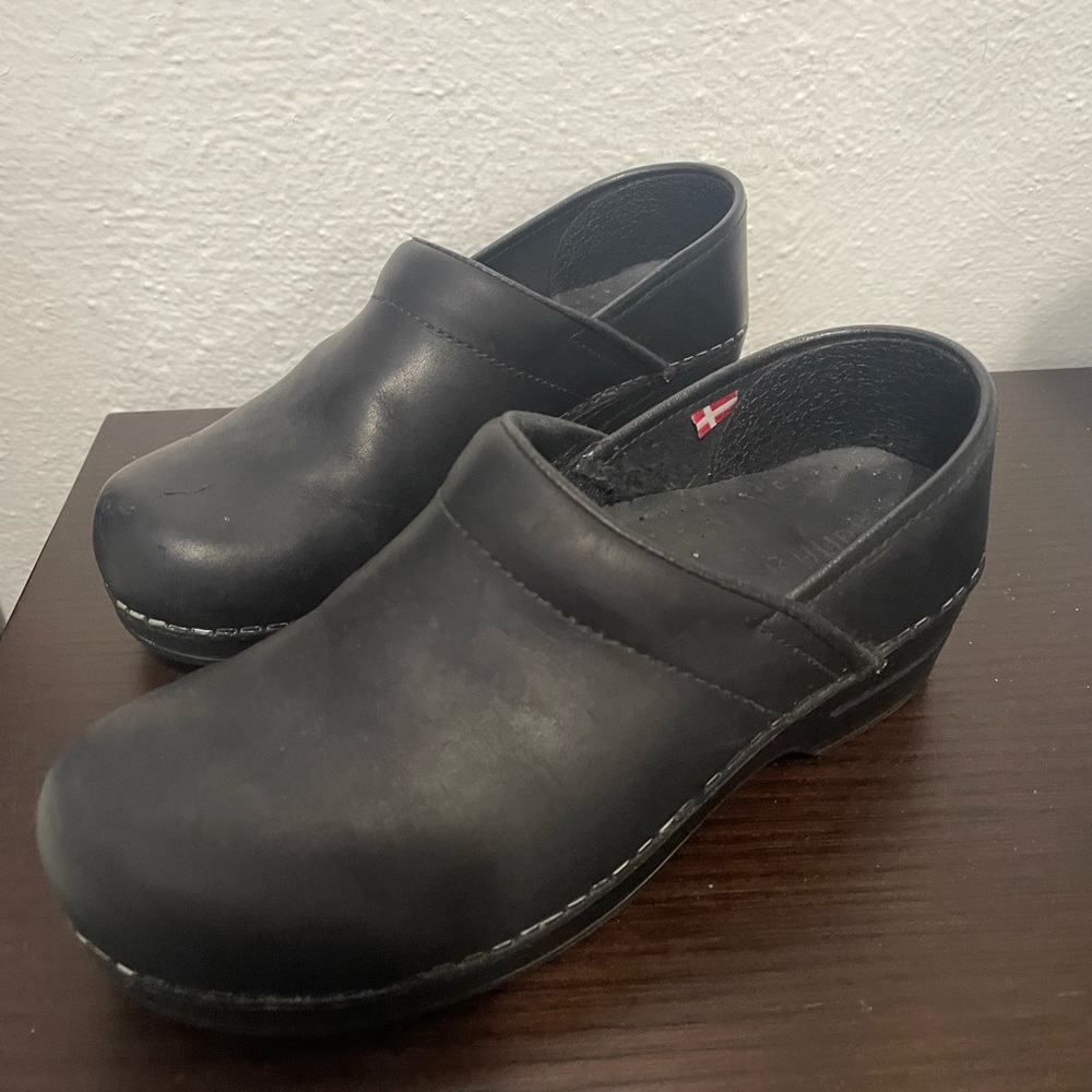 Sanita woman’s professional oil closed leather clog